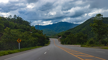 Naklejka premium Mountain roads and green trees.