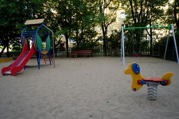 pusty plac zabaw na poznańskim osiedlu