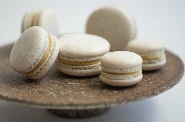 ベージュ色のマカロン、和食器の高台