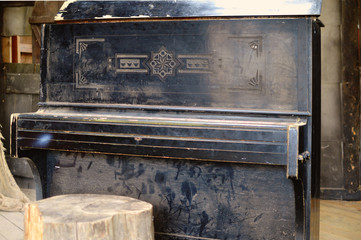 Fototapeta na wymiar the old broken piano in the wooden house