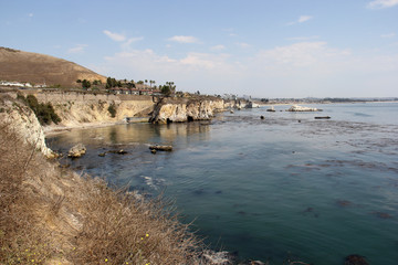 Fototapeta na wymiar Cliffs overlooking the Pacific Ocean inlet