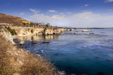 Obraz premium Coastal cliffs overlooking a glistening blue sea