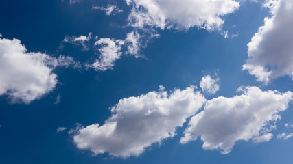 爽やかな青空と空の雲