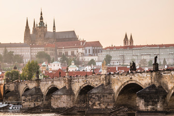 Obraz premium Vedute al tramonto sul Ponte San Carlo di Praga