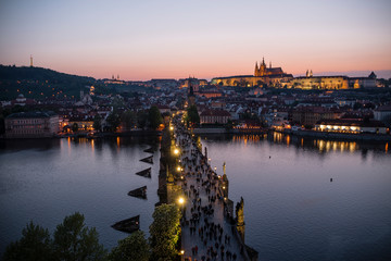Fototapeta na wymiar Vedute al tramonto sul Ponte San Carlo di Praga
