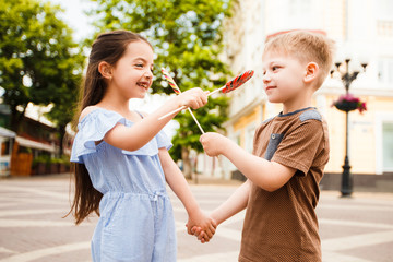 Obraz premium Little friends are walking around the city. Play and have fun.
