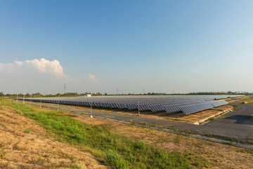 Fototapeta premium Panel słoneczny, alternatywne źródło energii elektrycznej, koncepcja zrównoważonych zasobów, A to jest nowy system, który może generować więcej energii elektrycznej niż oryginał. To są systemy śledzenia słońca