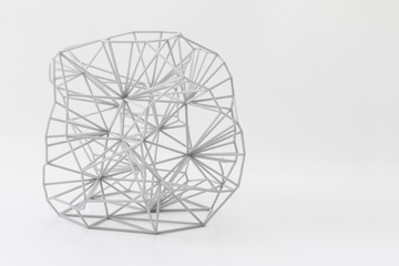 3D-gedrucke graue Netzstruktur Würfel auf weißem Hintergrund. 3D print gray net structure cube on white Background.