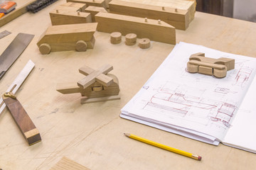 Holzspielzeug Hubschrauber auf Werkbank. Bei der Planung.. Wooden toy helicopter on the carpentry...