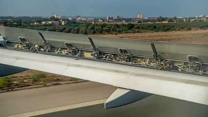 Hochgestellte Landeklappen eines Flugzeugs bei der Landung auf der Insel Mallorca