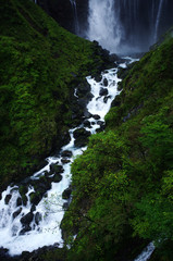 渓谷の滝　落下する滝　怒涛の滝
