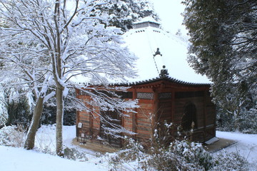 雪化粧した滋賀県彦根市の大洞弁財天の宝蔵と樹木