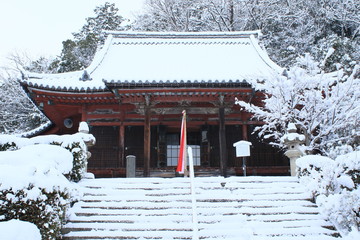 雪化粧した滋賀県彦根市にある長寿院の阿弥陀堂です