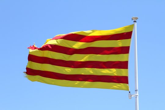 drapeau catalan flottant au vent