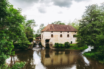 Fototapeta na wymiar Ancien moulin à eau, Bourgogne, France
