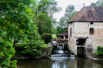 Fototapeta na wymiar Ancien moulin à eau, Bourgogne, France