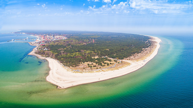 P&oacute;łwysep Helski - panoram z lotu ptaka. Plaże na helu i miasto w oddali. Krajobraz morski z zamglonym horyzontem.