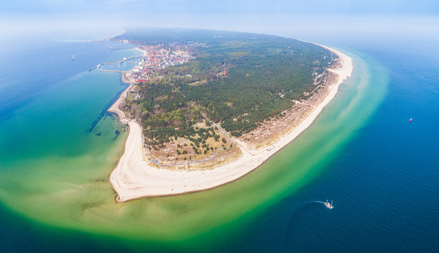 Hel widziany z lotu ptaka. P&oacute;łwysep Helski i horyzont niknący we mgle.