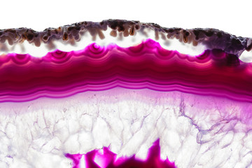 Tranche d& 39 agate violette violette minérale rayée isolée sur fond blanc, abstrait