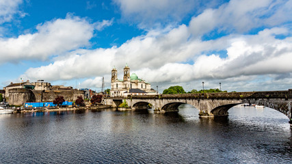 Obraz premium Beautiful view of the river Shannon, the bridge, the parish church of Ss. Peter and Paul and the castle in the village of Athlone, wonderful day in the county of Westmeath, Ireland