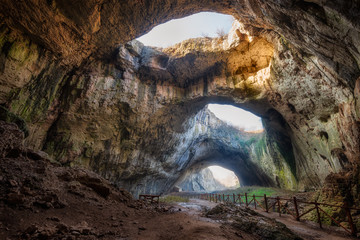 De magische grot / Prachtig uitzicht op de Devetaki-grot, een van de grootste en meest pittoreske grotten in Bulgarije