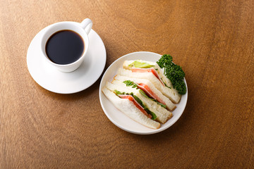 サンドイッチとコーヒー