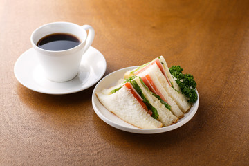 サンドイッチとコーヒー