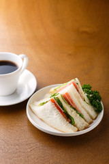 サンドイッチとコーヒー