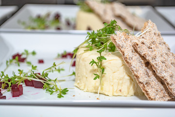 Vorspeise mit roter Beete und Knäckebrot