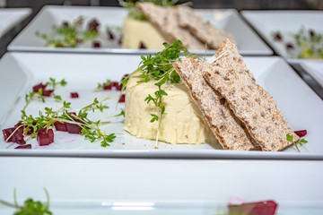 Vorspeise mit roter Beete und Knäckebrot