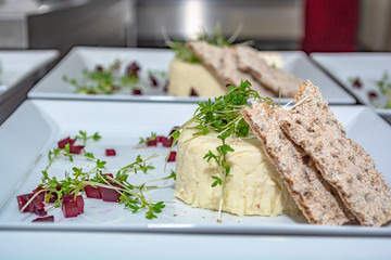 Vorspeise mit roter Beete und Knäckebrot