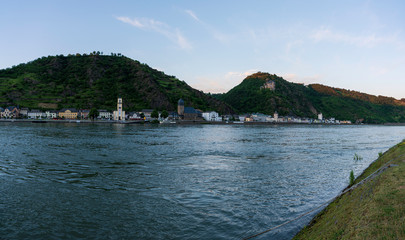 Naklejka premium St. Goarshausen mit Rhein und Burg Katz Panorama