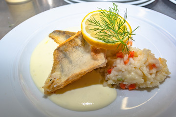 Fischteller auf Risotto