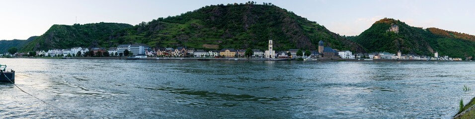 Fototapeta na wymiar St. Goarshausen mit Rhein und Burg Katz Panorama
