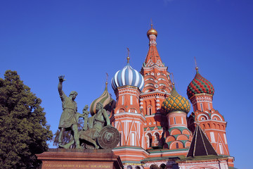 Fototapeta na wymiar Saint Basils cathedral on the Red Square in Moscow