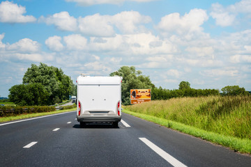 camping car roulant sur l'autoroute