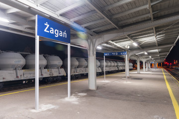 Dworzec kolejowy w mieście Żagań, w Polsce. - obrazy, fototapety, plakaty