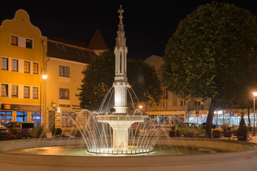 Polska, miasto Żagań w nocy. Fontanna na Placu Słowiańskim.