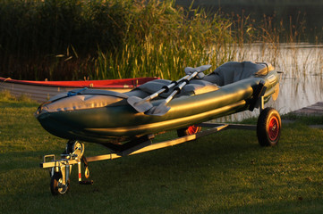 Kanu Schlauchboot auf Bootsanhänger am See