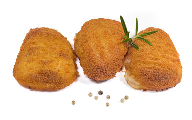 filet de cabillaud pané isolé sur fond blanc