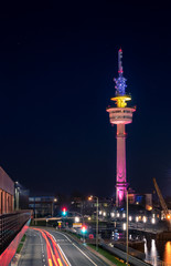 Beleuchteter Radarturm in Bremerhaven bei Nacht © Steffen