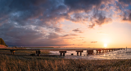 Dramatischer Sonnenuntergang an der Nordseeküste - Powered by Adobe