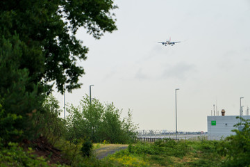 Passagierflugzeug im Landeanflug