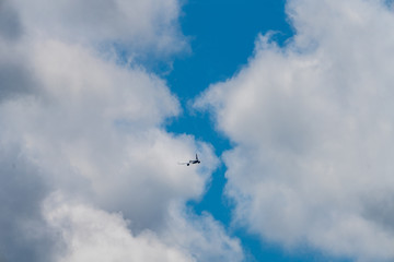 Passagierflugzeug am bewölktem Himmel