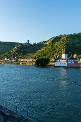 Naklejka premium Kaub am Rhein mit Burg Pfalzgrafenstein und Burg Gutenfels bei Sonnenuntergang