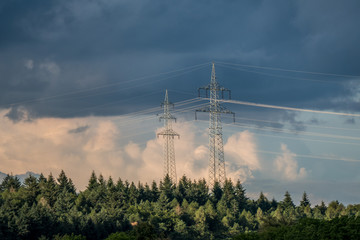 Strommasten und Wolkenhimmel