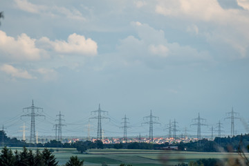 Obraz premium Strommasten und Wolkenhimmel
