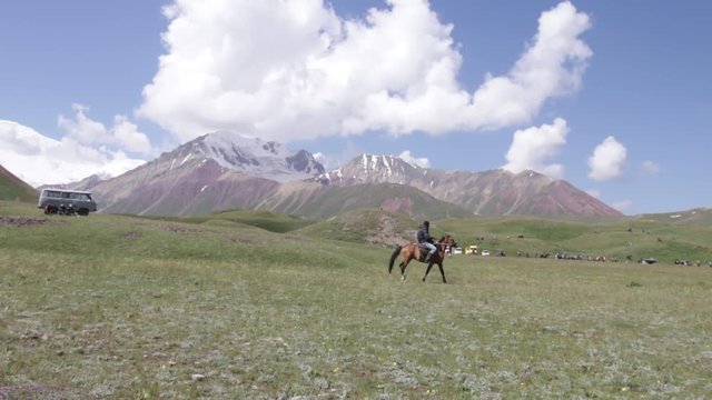 andar de cavalo na natureza