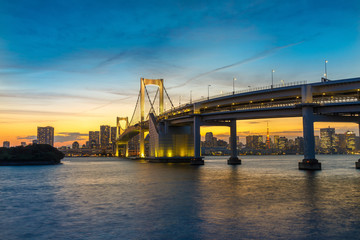 夕暮れの東京の海