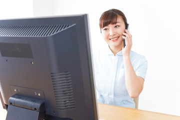 デスクワークをする看護師
